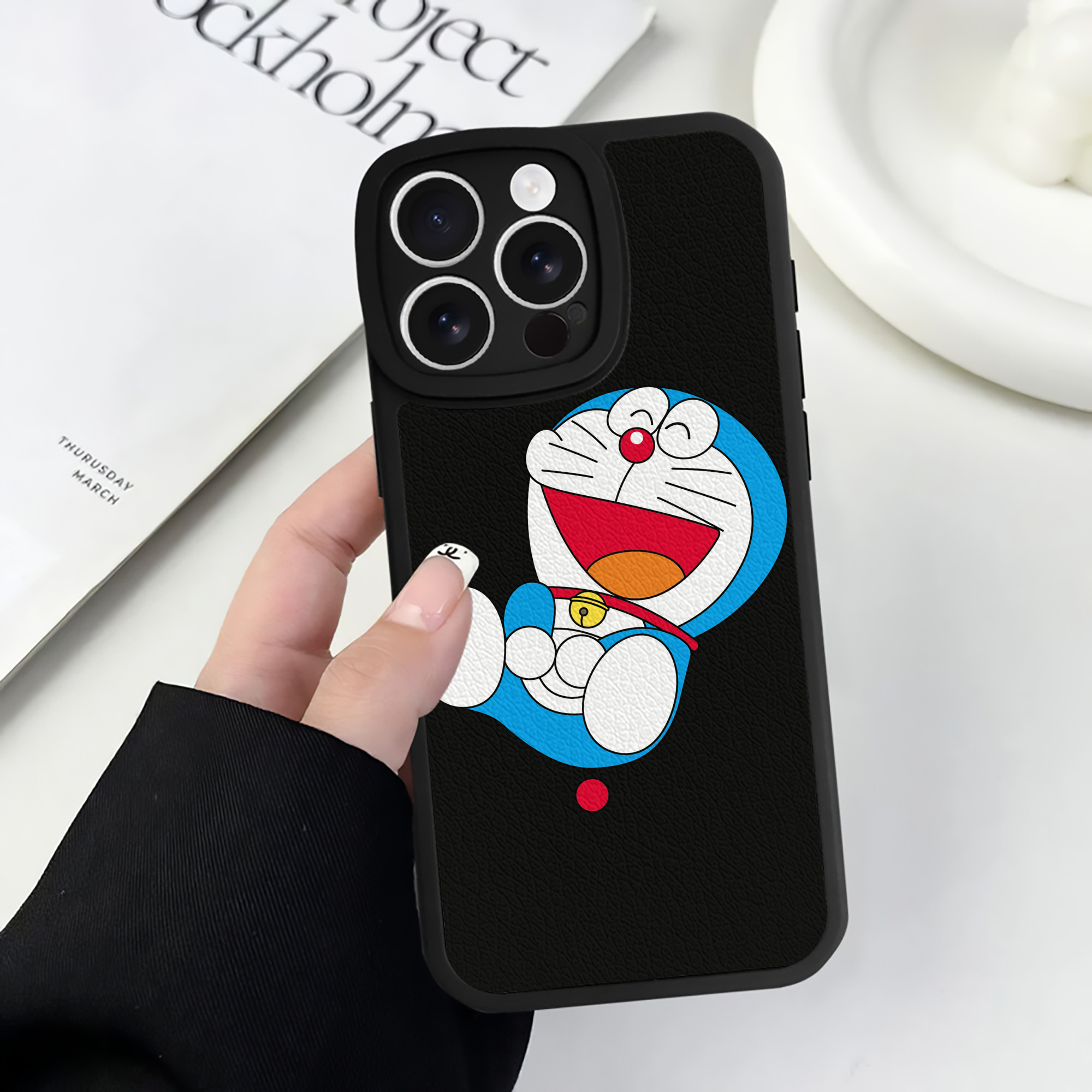 （画像用） ドラえもん Doraemon 【iPhone 16シリーズ対応】シリコンスマホケース（レザー調） 材質：シリコン